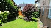Hausseitenansicht mit Gartenhaus - 3 Zimmer Etagenwohnung in Sankt Augustin