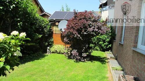 Hausseitenansicht mit Gartenhaus - 3 Zimmer Etagenwohnung in Sankt Augustin