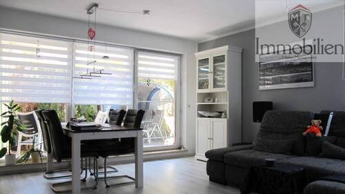 Wohnzimmer mit Zugang zur Terrasse - 