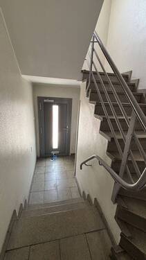 Hauseingang + Treppenhaus - 