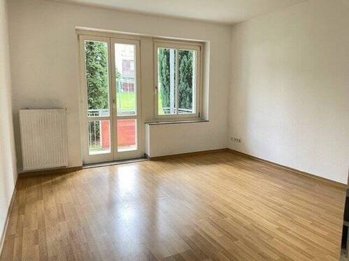  Wohnzimmer mit Balkonzugang - +++ HELLE WOHNUNG MIT SÜDBALKON AUF EINER RUHIGEN NEBENSTRASSE +++