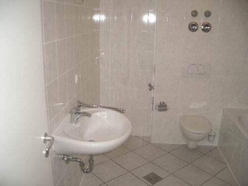 Bad mit Wanne und Dusche - 