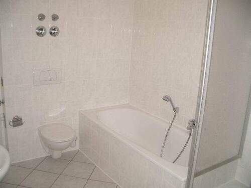 Bad mit Wanne und Dusche - 
