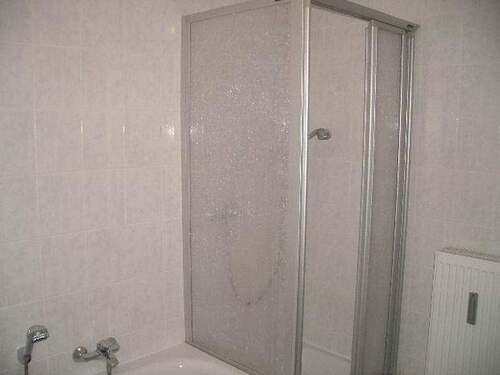 Bad mit Wanne und Dusche - 