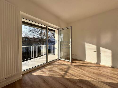 Wohnzimmer - Erstbezug nach Sanierung: Grüne Aussicht vom Westbalkon
