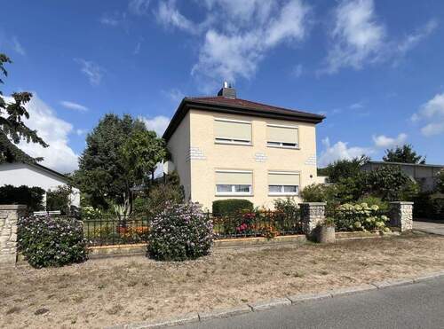 Straßenansicht - Einfamilienhaus mit Garage und Garten
