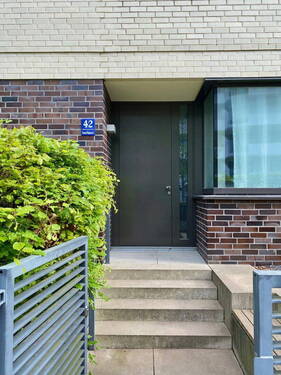 eigene Haustür - 4 Zimmer Mehrfamilienhaus, Wohnhaus zum Kaufen in München