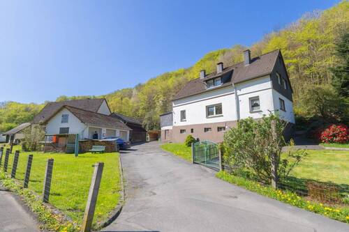 Vorderansicht des Hauses - Iserlohn Grüne - Mehrgenerationenhaus mit großer Wald- und Weidefläche