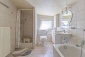 Tageslichtbad mit Dusche, Badewanne und WC - 