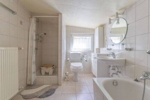 Tageslichtbad mit Dusche, Badewanne und WC - 
