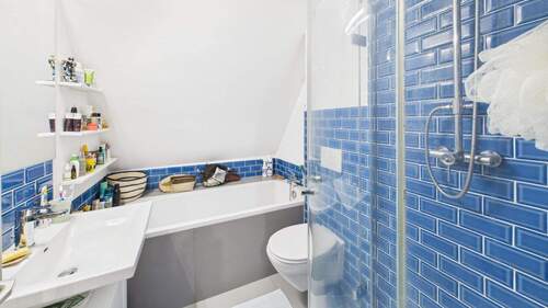 Bad mit Wanne/Dusche - 