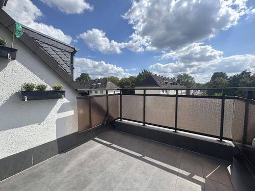 Terasse DG - Entwicklungspotenzial Mehrfamilienhaus mit 9 Wohneinheiten, 9 Garagen inkl. Stellplätze und eine Halle + Büro!