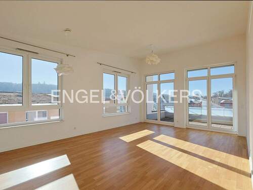 Lichtdurchfluteter Wohn-/Essbereich mit großem Balkon - Wohnen mit Stil: Lichtdurchflutete 4-Zimmer-Wohnung mit großem Balkon