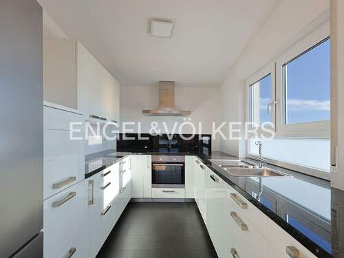 Moderne, gepflegte und helle Küche - 4 Zimmer Etagenwohnung in Böblingen