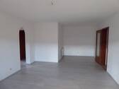 Wohnzimmer, Bild 1 - Röpke + Partner Immobilien: Mit zwei Balkone, Einbauküche und Garage in angenehmer Nordstadtlage!