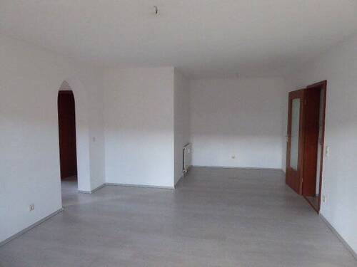 Wohnzimmer, Bild 1 - Röpke + Partner Immobilien: Mit zwei Balkone, Einbauküche und Garage in angenehmer Nordstadtlage!