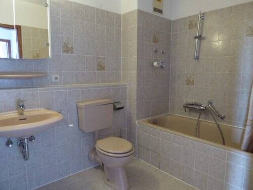 Bad mit Wanne und WC - 