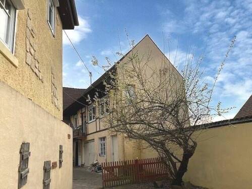 Hofzufahrt - 7 Zimmer Einfamilienhaus zum Kaufen in Friesenheim