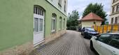 Eingang Raum 3 und Parkplätze - 3 Zimmer Büro in Radeberg