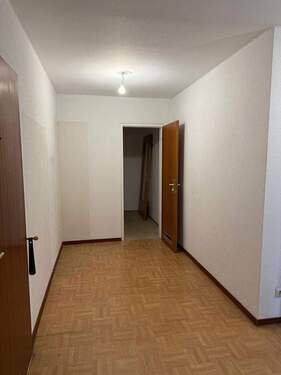 Links zur Garderobe / Kammer - 2 Zimmer Etagenwohnung zum Kaufen in Heilbronn