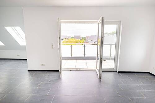 Wohnbereich mit Zugang zum Balkon - 