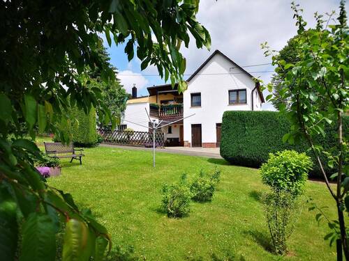 Giebelansicht vom Garten - +++ ländlich gelegenes Einfamilienhaus sucht neuen Besitzer !!! +++