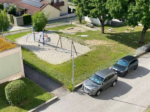Spielplatz gegenüber der Wohnanlage - 