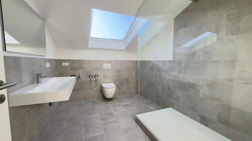 Bild 1 - Elegantes Wohnen auf neuem Niveau - 3 Zimmer, stilvoll saniert mit neuer EBK- Erstbezug!