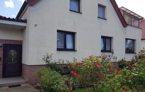 Außenansicht mit Vorgarten - 8 Zimmer Einfamilienhaus in Güstrow