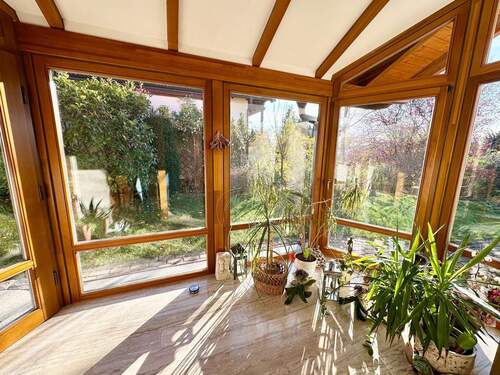 neu gebauter Wintergarten vor dem Eingangsbereich - 