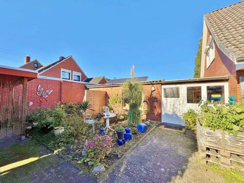 zweite Sitzecke und Zugang zu den Garagen - 