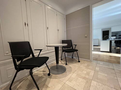 1.OG Wartebereich + Gäste-WC* - 