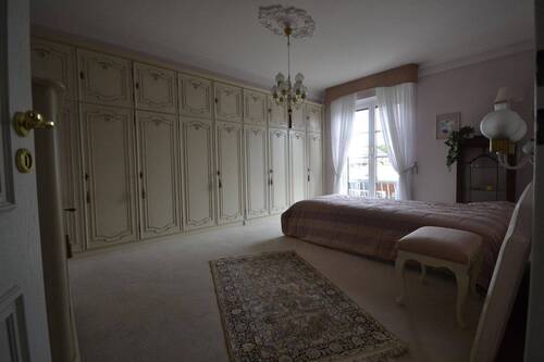Schlafzimmer mit Einbauschrank - 