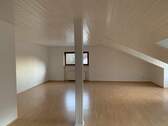Wohnzimmer - Großzügige 4-Zimmer-DG-Wohnung mit Dachterrasse - Natur & Stadtnähe in Heidelberg-Ziegelhausen