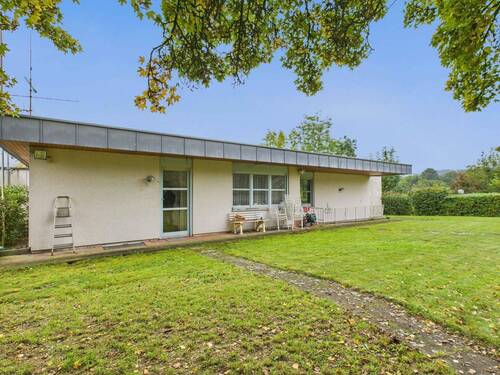 Hausansicht von Nordosten - Exklusiver Bungalow mit großzügigem Garten und Einliegerwohnung