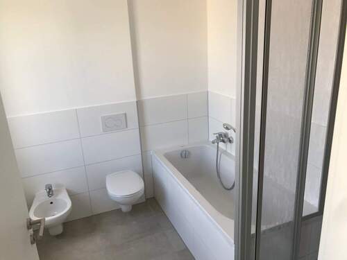 Bad mit Dusche und Badewanne - 4 Zimmer Etagenwohnung zur Miete in Hof