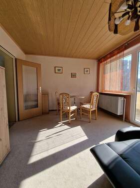 Essbereich mit Zugang zum Balkon - 