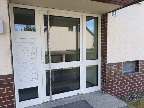 neue Eingangstüre - 3 Zimmer Etagenwohnung zum Kaufen in Lichtenfels