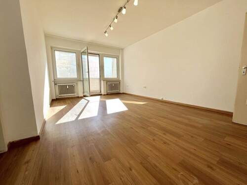 Wohnzimmer - 2 Zimmer Etagenwohnung in München