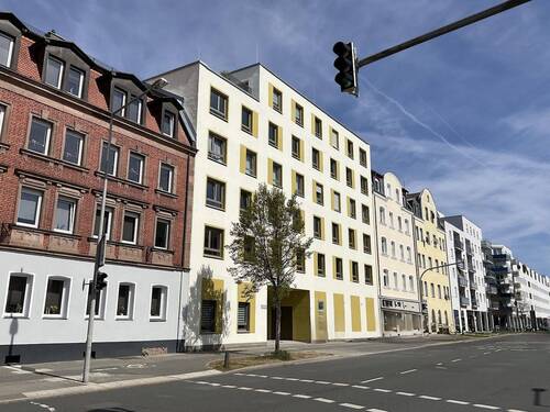 Hausansicht - Ihr neues Zuhause mit Freiraum: Elegante, barrierefreie 3-Zimmer-Wohnung mit sonniger Loggia
