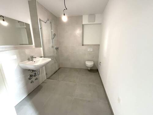 Bad mit Dusche - 