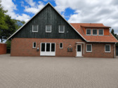 Frontansicht.png - Großzügig wohnen im Grünen – frisch renovierte 5-Zimmer-Wohnung mit Garten & Terrasse