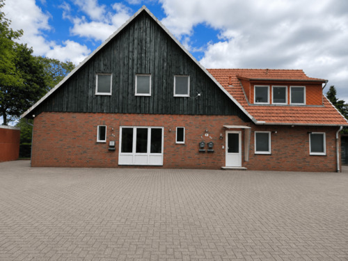 Frontansicht.png - Großzügig wohnen im Grünen – frisch renovierte 5-Zimmer-Wohnung mit Garten & Terrasse