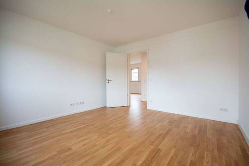 Großes Schlafzimmer im 3. OG - 8 Zimmer Mehrfamilienhaus, Wohnhaus in Nürnberg