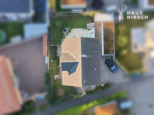 Hausansicht von oben - Einfamilienhaus mit Einliegerwohnung, Garten und Garage in Pforzheim-Sonnenhof