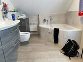 Badezimmer mit Badewanne - 5 Zimmer Mehrfamilienhaus, Wohnhaus in Görwihl