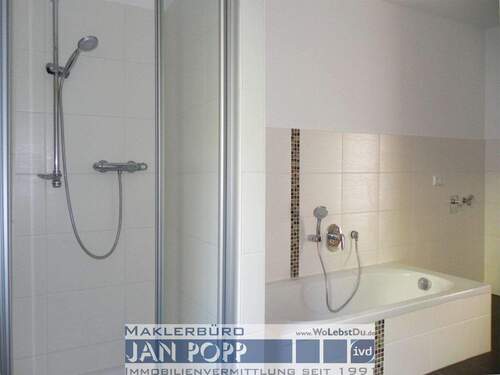 Tageslichtbad mit Wanne und Dusche - 