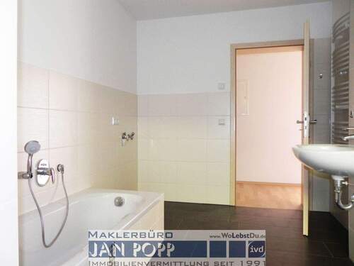 Tageslichtbad mit Wanne und Dusche - 