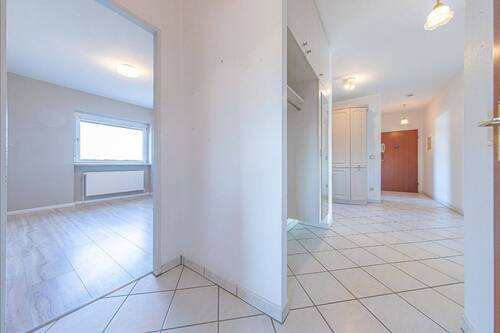 Flur mit Zugang zum Wohnzimmer - 