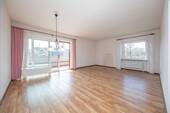 Wohnzimmer mit Balkonzugang - 